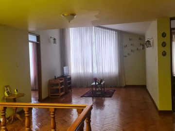 SE VENDE LINDA CASA CON EXCELENTE UBICACION – AREQUIPA