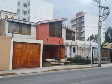 SE VENDE LINDA CASA CON EXCELENTE UBICACION – AREQUIPA
