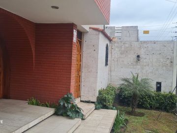 SE VENDE LINDA CASA CON EXCELENTE UBICACION – AREQUIPA