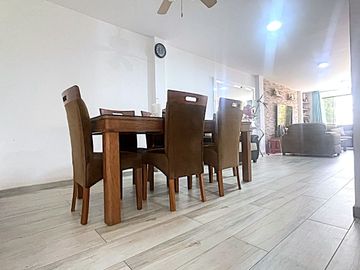 CASA DE 4 PISOS EN VENTA - LOS OLIVOS