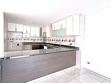 CASA DE 4 PISOS EN VENTA - LOS OLIVOS