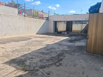 EN EL PRIMER CUADRO DE LA CD A 10 MIN DEL CENTRO, UBICACION PRIVILEGIADA A 2 CUADRAS DE LOS ARCOS. COLONIA TRADICIONAL Y TRANQUILA. CASA Y TERRENO CON