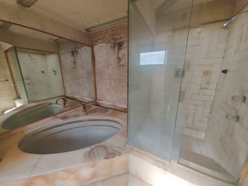 EN EL PRIMER CUADRO DE LA CD A 10 MIN DEL CENTRO, UBICACION PRIVILEGIADA A 2 CUADRAS DE LOS ARCOS. COLONIA TRADICIONAL Y TRANQUILA. CASA Y TERRENO CON