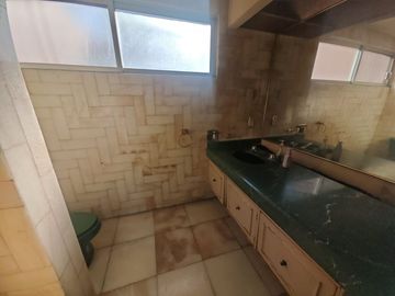 EN EL PRIMER CUADRO DE LA CD A 10 MIN DEL CENTRO, UBICACION PRIVILEGIADA A 2 CUADRAS DE LOS ARCOS. COLONIA TRADICIONAL Y TRANQUILA. CASA Y TERRENO CON