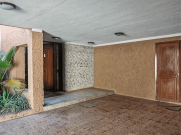 EN EL PRIMER CUADRO DE LA CD A 10 MIN DEL CENTRO, UBICACION PRIVILEGIADA A 2 CUADRAS DE LOS ARCOS. COLONIA TRADICIONAL Y TRANQUILA. CASA Y TERRENO CON
