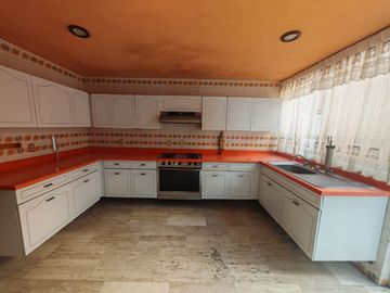 EN EL PRIMER CUADRO DE LA CD A 10 MIN DEL CENTRO, UBICACION PRIVILEGIADA A 2 CUADRAS DE LOS ARCOS. COLONIA TRADICIONAL Y TRANQUILA. CASA Y TERRENO CON
