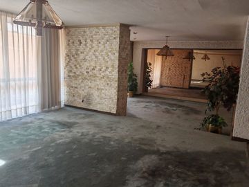 EN EL PRIMER CUADRO DE LA CD A 10 MIN DEL CENTRO, UBICACION PRIVILEGIADA A 2 CUADRAS DE LOS ARCOS. COLONIA TRADICIONAL Y TRANQUILA. CASA Y TERRENO CON