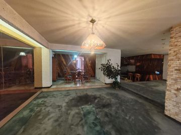 EN EL PRIMER CUADRO DE LA CD A 10 MIN DEL CENTRO, UBICACION PRIVILEGIADA A 2 CUADRAS DE LOS ARCOS. COLONIA TRADICIONAL Y TRANQUILA. CASA Y TERRENO CON