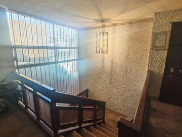 EN EL PRIMER CUADRO DE LA CD A 10 MIN DEL CENTRO, UBICACION PRIVILEGIADA A 2 CUADRAS DE LOS ARCOS. COLONIA TRADICIONAL Y TRANQUILA. CASA Y TERRENO CON
