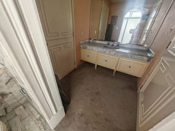 EN EL PRIMER CUADRO DE LA CD A 10 MIN DEL CENTRO, UBICACION PRIVILEGIADA A 2 CUADRAS DE LOS ARCOS. COLONIA TRADICIONAL Y TRANQUILA. CASA Y TERRENO CON