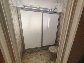 EN EL PRIMER CUADRO DE LA CD A 10 MIN DEL CENTRO, UBICACION PRIVILEGIADA A 2 CUADRAS DE LOS ARCOS. COLONIA TRADICIONAL Y TRANQUILA. CASA Y TERRENO CON
