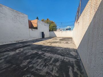 EN EL PRIMER CUADRO DE LA CD A 10 MIN DEL CENTRO, UBICACION PRIVILEGIADA A 2 CUADRAS DE LOS ARCOS. COLONIA TRADICIONAL Y TRANQUILA. CASA Y TERRENO CON