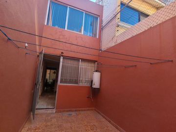 EN EL PRIMER CUADRO DE LA CD A 10 MIN DEL CENTRO, UBICACION PRIVILEGIADA A 2 CUADRAS DE LOS ARCOS. COLONIA TRADICIONAL Y TRANQUILA. CASA Y TERRENO CON