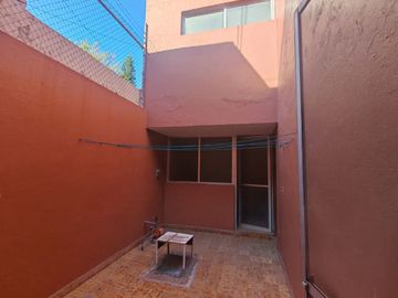 EN EL PRIMER CUADRO DE LA CD A 10 MIN DEL CENTRO, UBICACION PRIVILEGIADA A 2 CUADRAS DE LOS ARCOS. COLONIA TRADICIONAL Y TRANQUILA. CASA Y TERRENO CON