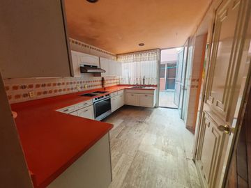 EN EL PRIMER CUADRO DE LA CD A 10 MIN DEL CENTRO, UBICACION PRIVILEGIADA A 2 CUADRAS DE LOS ARCOS. COLONIA TRADICIONAL Y TRANQUILA. CASA Y TERRENO CON