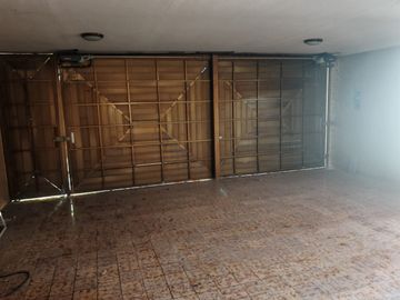 EN EL PRIMER CUADRO DE LA CD A 10 MIN DEL CENTRO, UBICACION PRIVILEGIADA A 2 CUADRAS DE LOS ARCOS. COLONIA TRADICIONAL Y TRANQUILA. CASA Y TERRENO CON