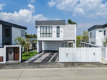 4-bedroom luxury pool villa near Chiang Mai city, Ban Waen Subdistrict, Hang Dong District, spacious area, convenient transportation