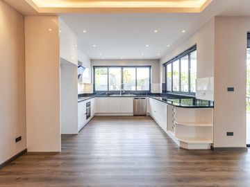 4-bedroom luxury pool villa near Chiang Mai city, Ban Waen Subdistrict, Hang Dong District, spacious area, convenient transportation