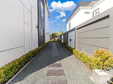 4-bedroom luxury pool villa near Chiang Mai city, Ban Waen Subdistrict, Hang Dong District, spacious area, convenient transportation