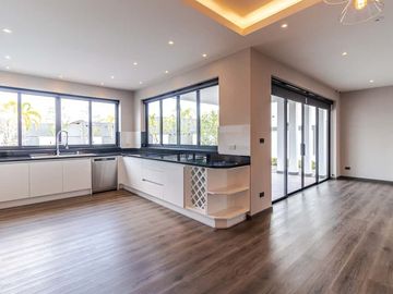 4-bedroom luxury pool villa near Chiang Mai city, Ban Waen Subdistrict, Hang Dong District, spacious area, convenient transportation