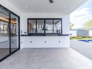 4-bedroom luxury pool villa near Chiang Mai city, Ban Waen Subdistrict, Hang Dong District, spacious area, convenient transportation