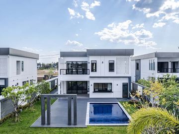 4-bedroom luxury pool villa near Chiang Mai city, Ban Waen Subdistrict, Hang Dong District, spacious area, convenient transportation