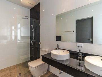 4-bedroom luxury pool villa near Chiang Mai city, Ban Waen Subdistrict, Hang Dong District, spacious area, convenient transportation