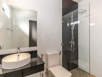 4-bedroom luxury pool villa near Chiang Mai city, Ban Waen Subdistrict, Hang Dong District, spacious area, convenient transportation