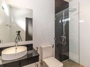 4-bedroom luxury pool villa near Chiang Mai city, Ban Waen Subdistrict, Hang Dong District, spacious area, convenient transportation