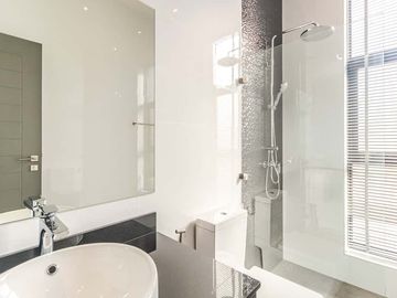 4-bedroom luxury pool villa near Chiang Mai city, Ban Waen Subdistrict, Hang Dong District, spacious area, convenient transportation