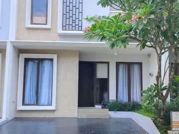 Rumah mewah dekat dengan akses toll Di Cibubur DP 10 Juta