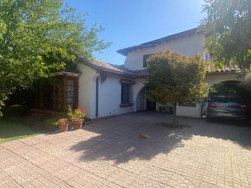 Se vende espaciosa casa en excelente ubicación en la comuna de Macul