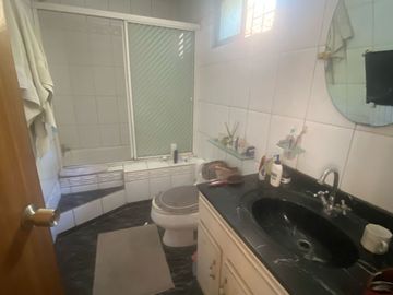 Se vende espaciosa casa en excelente ubicación en la comuna de Macul