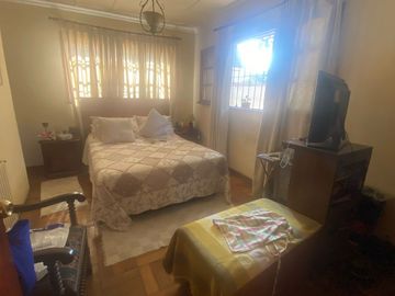 Se vende espaciosa casa en excelente ubicación en la comuna de Macul