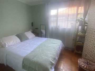 Se vende espaciosa casa en excelente ubicación en la comuna de Macul
