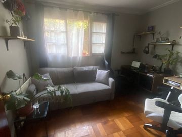 Se vende espaciosa casa en excelente ubicación en la comuna de Macul