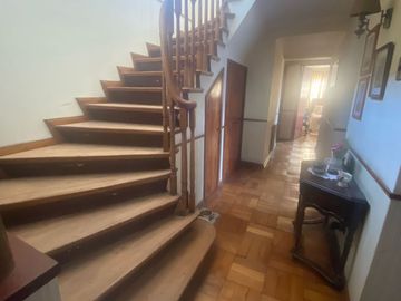 Se vende espaciosa casa en excelente ubicación en la comuna de Macul