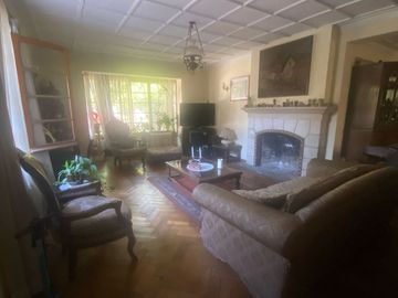 Se vende espaciosa casa en excelente ubicación en la comuna de Macul