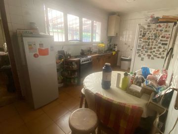 Se vende espaciosa casa en excelente ubicación en la comuna de Macul