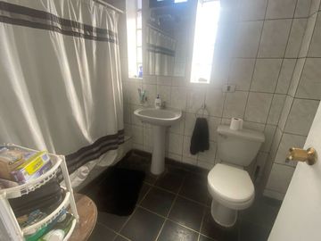 Se vende espaciosa casa en excelente ubicación en la comuna de Macul