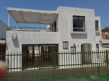 En venta Casa Estilo Mediterráneo. Condominio Mares del Sur. Iquique