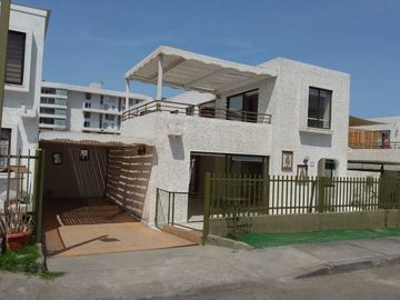 En venta Casa Estilo Mediterráneo. Condominio Mares del Sur. Iquique
