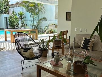 MODERNA CASA CON PISCINA Y RECIÉN REMODELADA