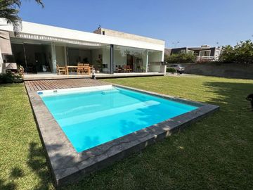 MODERNA CASA CON PISCINA Y RECIÉN REMODELADA