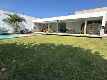 MODERNA CASA CON PISCINA Y RECIÉN REMODELADA