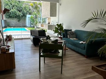 MODERNA CASA CON PISCINA Y RECIÉN REMODELADA