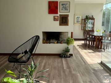 MODERNA CASA CON PISCINA Y RECIÉN REMODELADA