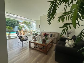 MODERNA CASA CON PISCINA Y RECIÉN REMODELADA