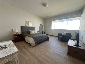 MODERNA CASA CON PISCINA Y RECIÉN REMODELADA