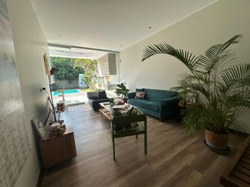 MODERNA CASA CON PISCINA Y RECIÉN REMODELADA